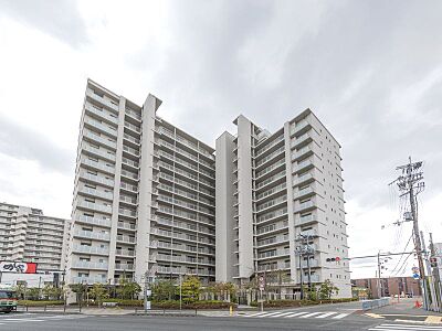 外観：JR「高槻駅」より徒歩9分・阪急線「高槻市駅」より徒歩12分と交通至便な立地です。
