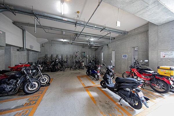 綺麗に整備された広々とした屋内駐輪場完備！自転車もバイクもゆったり置け、毎日の出発がさらにスムーズに。