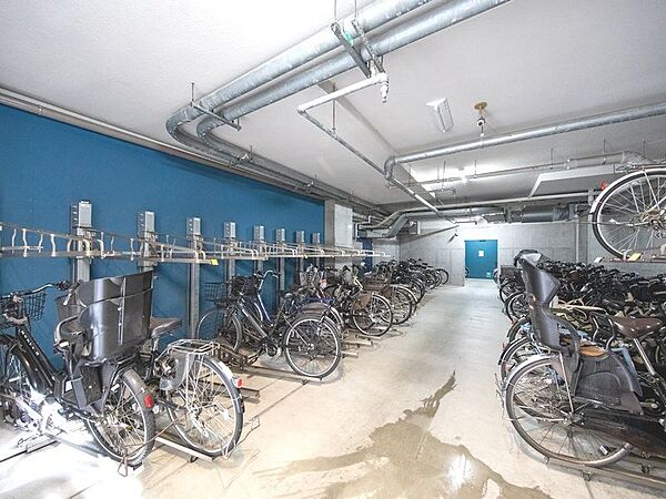雨風から大切な自転車を守る、広々とした駐輪場を完備！清潔感あふれる屋内空間は、お子様とのお出かけも安心。通勤・通学、休日のサイクリングも快適にサポートします。