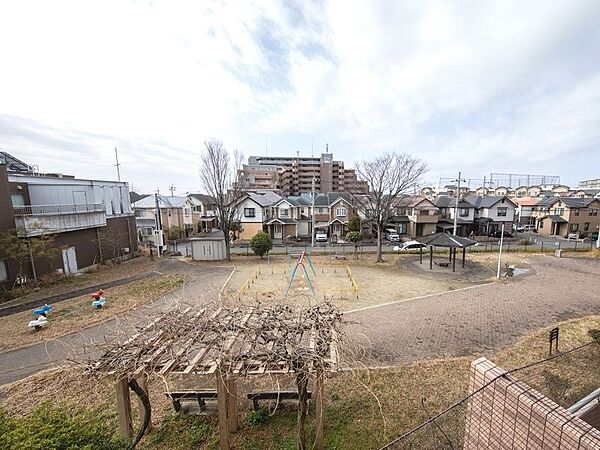 周囲には公園があるため、お子様にのびのびと遊んでいただける子育て世代に優しいエリア。