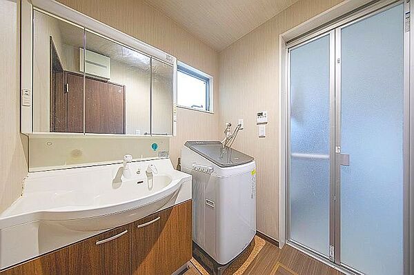ミラー裏や足元に収納がたっぷりございますので、洗面用具や掃除用具をしっかり収納できます。