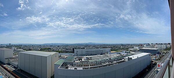 最上階（高層階）の15階部分につき、採光・通風・眺望良好！高槻市内の四季折々に移り変わる風景を一望していただけます。周囲には公園があるため、お子様にのびのびと遊んでいただける子育て世代に優しいエリア。