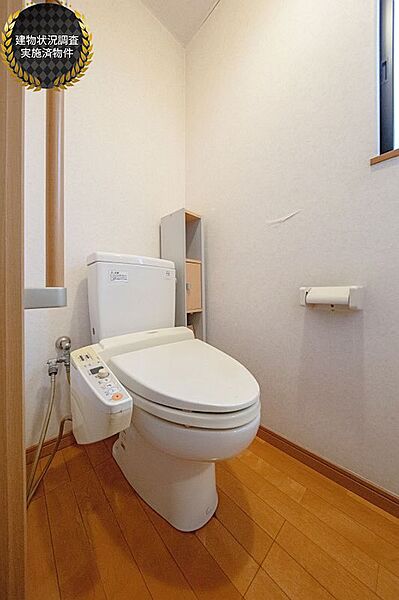 各階にトイレがございます。2階トイレには洗面台もございますので衛生的♪