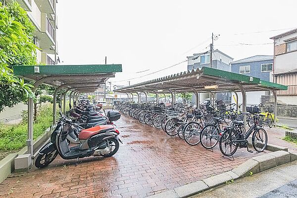 屋根付きの駐輪場は雨風から大切な自転車を守ります♪