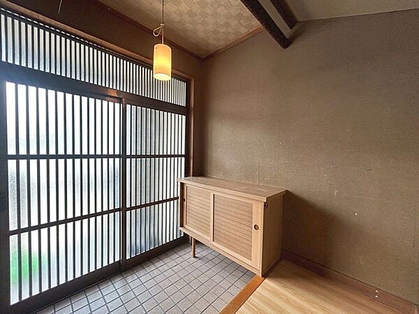 ■玄関■家族皆さまの靴をすっきりと収納していただけるシューズボックス付き。お気に入りの絵や、ご家族の思い出のお写真などを飾るのもおすすめです。
