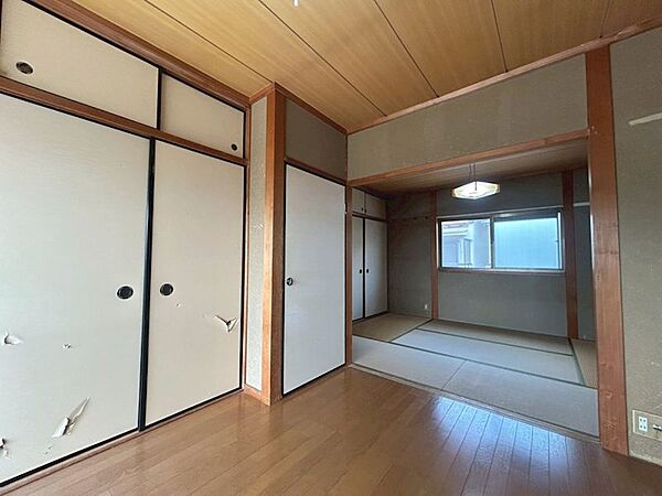 ■リビング■木の温かい色合いと、畳の匂いで家族団らんの時間が落ち着くものに。