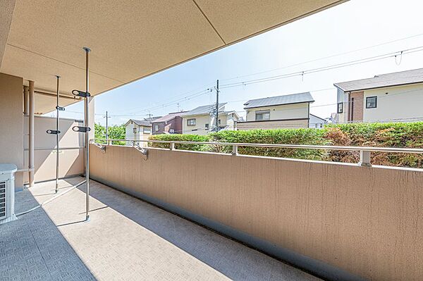 ■バルコニー■洗濯物を干すのに最適な広々バルコニー！明るい日差しと爽やかな風が心地よく、毎日の家事が楽しくなります。