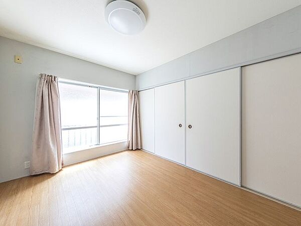 西向きバルコニーの為、洗濯物が乾きやすいです。