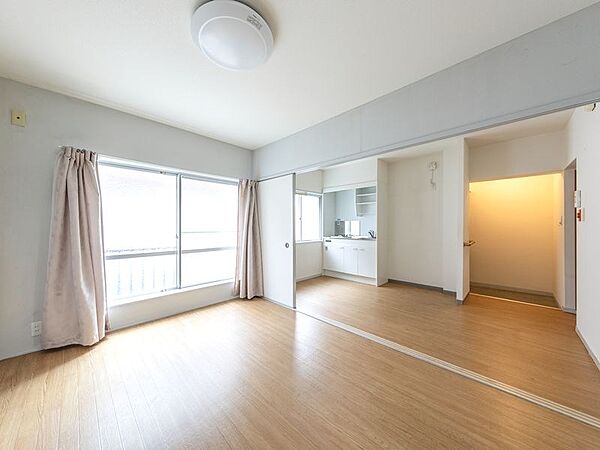 隣の居室を隔てる扉を開けると開放感のある間取りに。