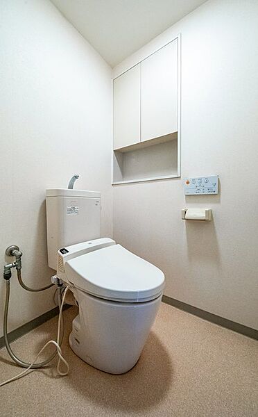 ■トイレ■白を基調とした清潔感あふれるトイレ。