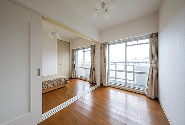 ■洋室■4.2帖の隣接した洋室の引き戸を開けると、8.4帖の大空間に◎
