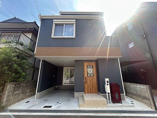 ■現地■木目調の玄関扉がおしゃれですね♪