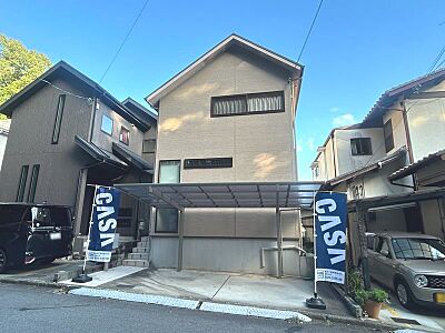 外観：◇現地◇JR「高槻駅」より徒歩24分の好立地な邸宅。カーポート付きで大切な愛車を雨風から守ります。