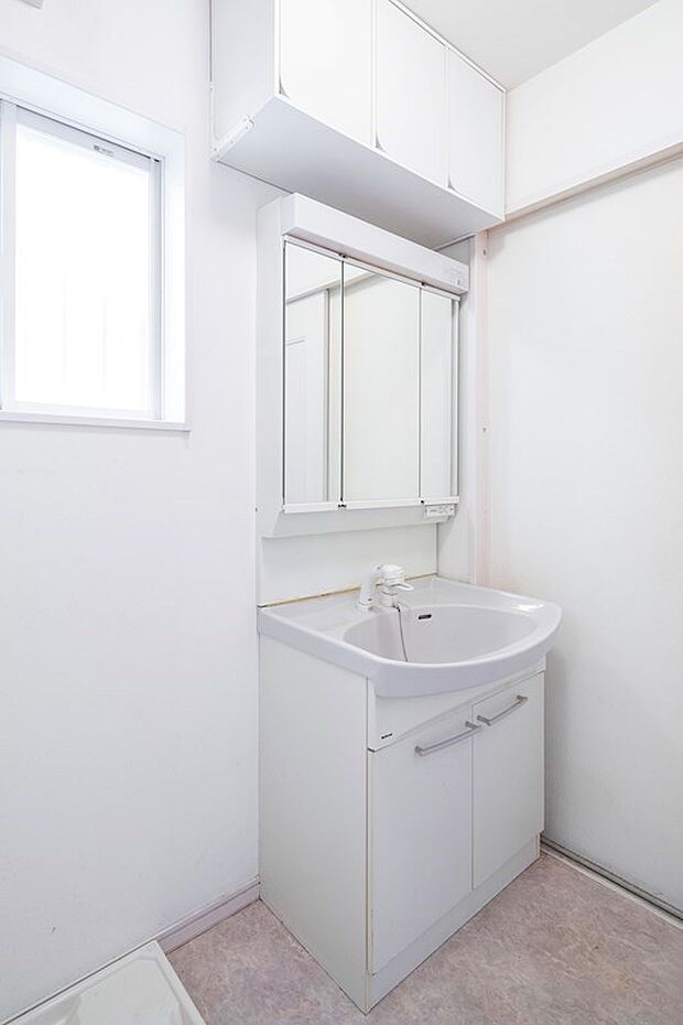 白を基調とした清潔感のある洗面ルーム。足元やミラー裏に収納スペースがあり便利です♪