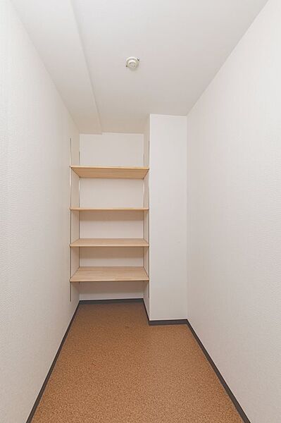 納戸は普段使わない家具や家電の収納部屋としてや、テレワークスペースとしてなど、使い方は様々です♪