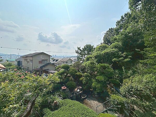 青空いっぱいの景色を望めるこの邸自慢の庭！四季の移ろいを眺めながらお過ごしいただけます。