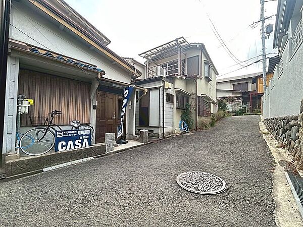 こちらはお好きなハウスメーカーや工務店にて建築可能な建築条件無し売土地。