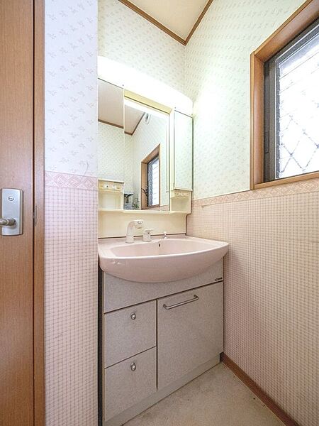 機能的な洗面台は忙しい朝の時間を効率的に。鏡裏や足元の収納で、散らかりがちな小物もすっきり整理できます。日々の使いやすさを考えた設計は、家事の負担を軽減させます。