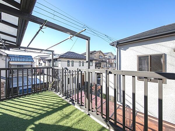青空の下で毎日リフレッシュ！手入れ要らずの人工芝バルコニーは、お子様やペットの遊び場にも最適。家族の笑顔が弾む特別な空間で、快適な毎日を過ごしませんか？