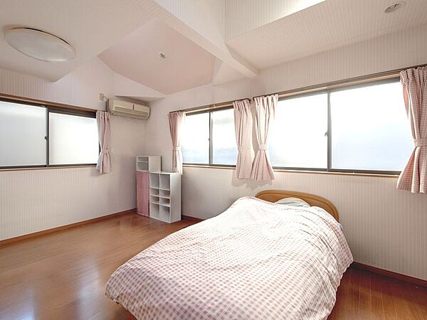 お子様の成長を見守る部屋として、また趣味に没頭する空間としても最適。エアコン完備で季節問わず快適に過ごせます。