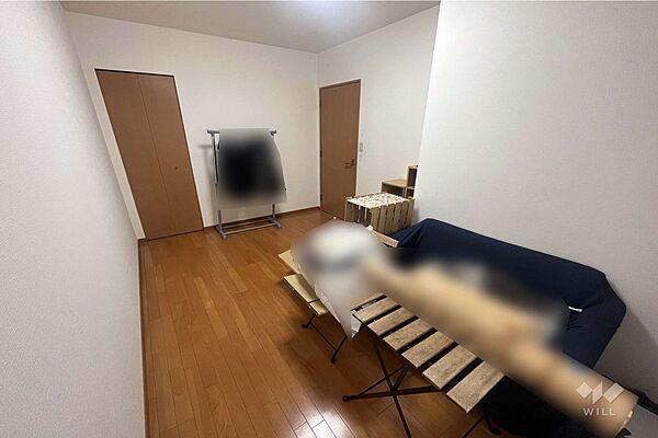 西側洋室6.4帖、寝室としても子供部屋としても十分な広さです。
