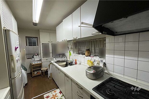 キッチン、壁付キッチンは家事動線が効率的なので日々の配膳が楽にできそうです。［2024年3月10日撮影］