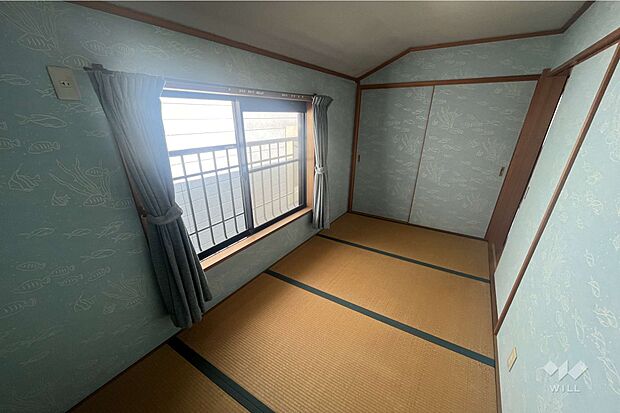 【和室】4.0帖の和室です。可愛らしい柄付きのクロスが貼られております。窓が2面にあり、日当たりも確保されています。