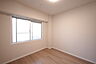 寝室：北側洋室5帖、寝室としても子供部屋としても十分な広さです。大きなクロゼットがあるので、洋服や趣味の荷物が多い方でも安心です。［2026年3月25日撮影］