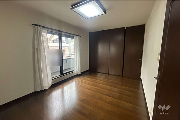2階洋室、寝室としても子供部屋としても十分な広さです。大きなクロゼットがあるので、洋服や趣味の荷物が多い方でも安心です。［2025年9月13日撮影］