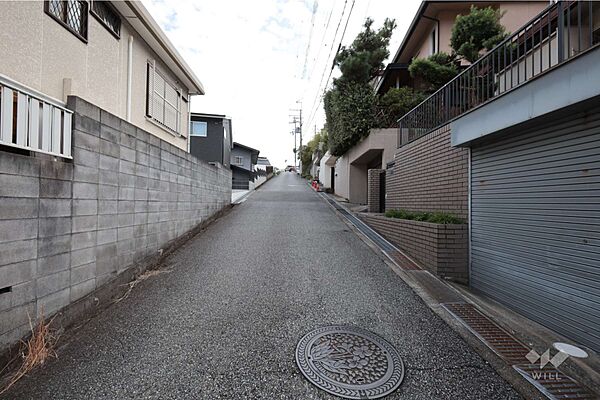 物件の東側前面道路（北側から）［2026年2月16日撮影］