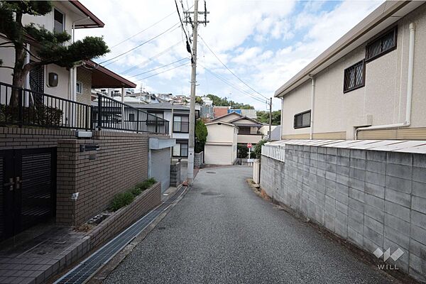 物件東側前面道路（南側から）［2026年2月16日撮影］