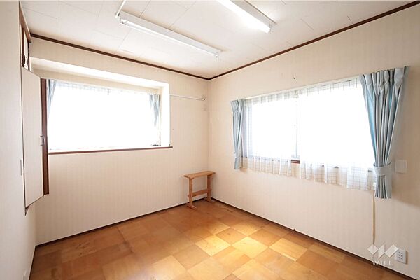 2階洋室、寝室としても子供部屋としても十分な広さです。大きなクロゼットがあるので、洋服や趣味の荷物が多い方でも安心です。［2025年11月5日撮影］