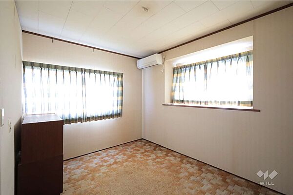 2階洋室、寝室としても子供部屋としても十分な広さです。大きなクロゼットがあるので、洋服や趣味の荷物が多い方でも安心です。［2025年11月5日撮影］