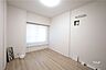 寝室：北側洋室6.2帖、寝室としても子供部屋としても十分な広さです。大きなクロゼットがあるので、洋服や趣味の荷物が多い方でも安心です。［2025年12月13日撮影］