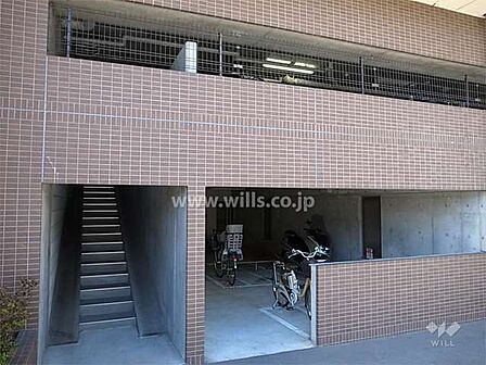 屋内にある駐輪場、バイク置き場