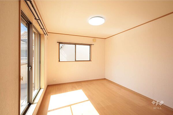 南側洋室7.3帖、寝室としても子供部屋としても十分な広さです。大きなクロゼットがあるので、洋服や趣味の荷物が多い方でも安心です。［2026年3月14日撮影］