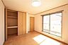 寝室：南側洋室7.3帖、寝室としても子供部屋としても十分な広さです。大きなクロゼットがあるので、洋服や趣味の荷物が多い方でも安心です。