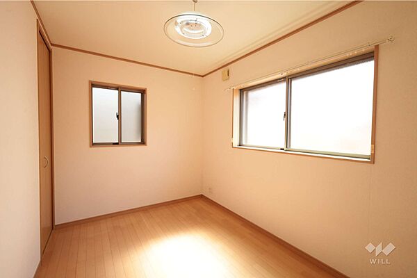 南側洋室5.2帖、寝室としても子供部屋としても十分な広さです。大きなクロゼットがあるので、洋服や趣味の荷物が多い方でも安心です。［2026年3月14日撮影］