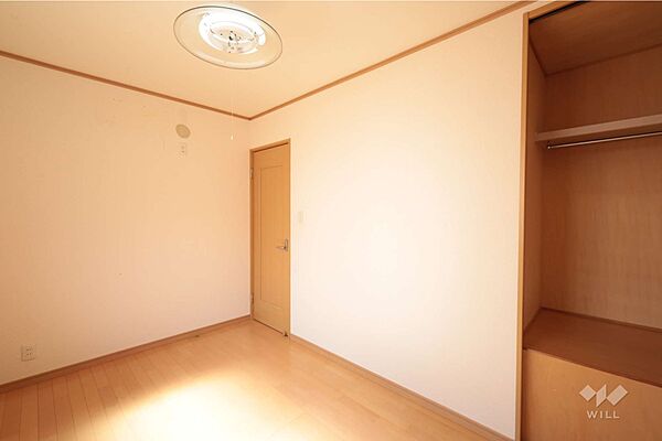 南側洋室5.2帖、寝室としても子供部屋としても十分な広さです。大きなクロゼットがあるので、洋服や趣味の荷物が多い方でも安心です。［2026年3月14日撮影］