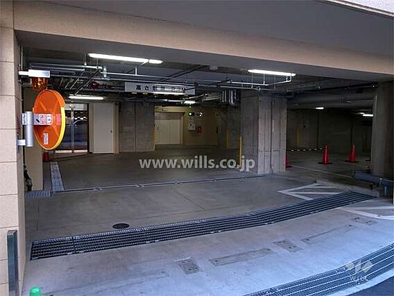 駐車場入口（店...