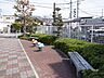 周辺：エントランスアプローチ脇に設けられたベンチと遊具