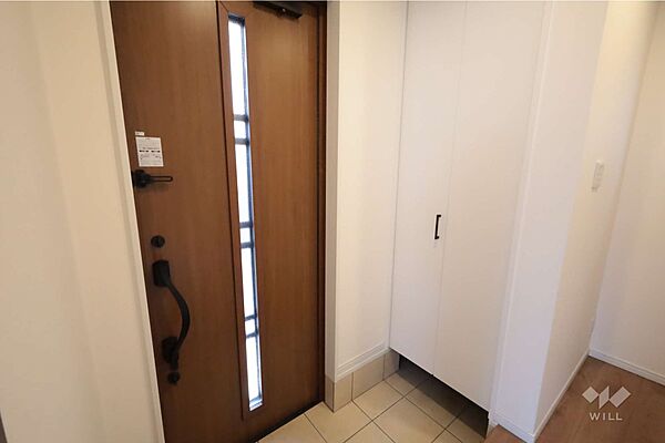 【玄関】シューズクローゼットでお靴や雨具などの収納もばっちり。訪問があった時もいつもきれいな玄関でお出迎えができますね。