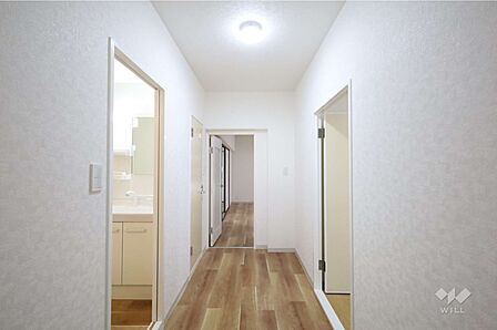 玄関、玄関から直接居住空間を覗かれにくい作りになっており、プライバシーの面でも安心です。［2024年6月26日撮影］