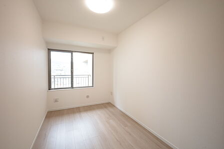 北側洋室6帖、寝室としても子供部屋としても十分な広さです。大きなクロゼットがあるので、洋服や趣味の荷物が多い方でも安心です。［2026年4月13日撮影］