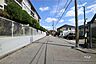 周辺：敷地南側の前面道路
