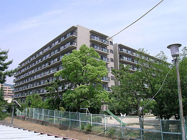 サンハイツ逆瀬川の外観（南東側から）