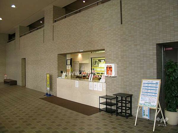 管理棟の受付カウンター
