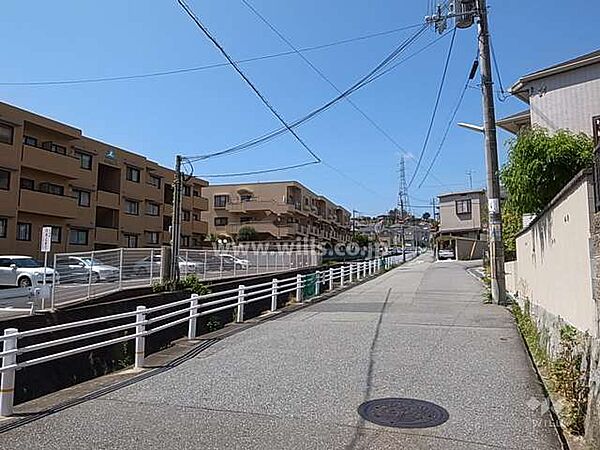 支多々川沿いにあり、周辺は一戸建てが中心に立ち並ぶ高台の住宅地です。