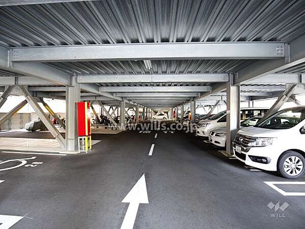 駐車場は平面自走式です。