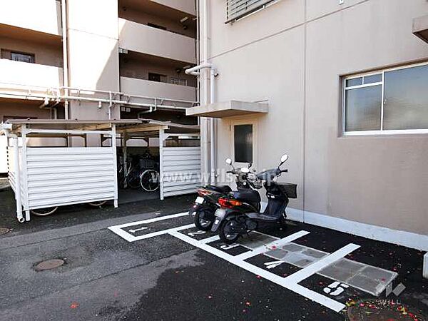 バイク置場と駐輪場